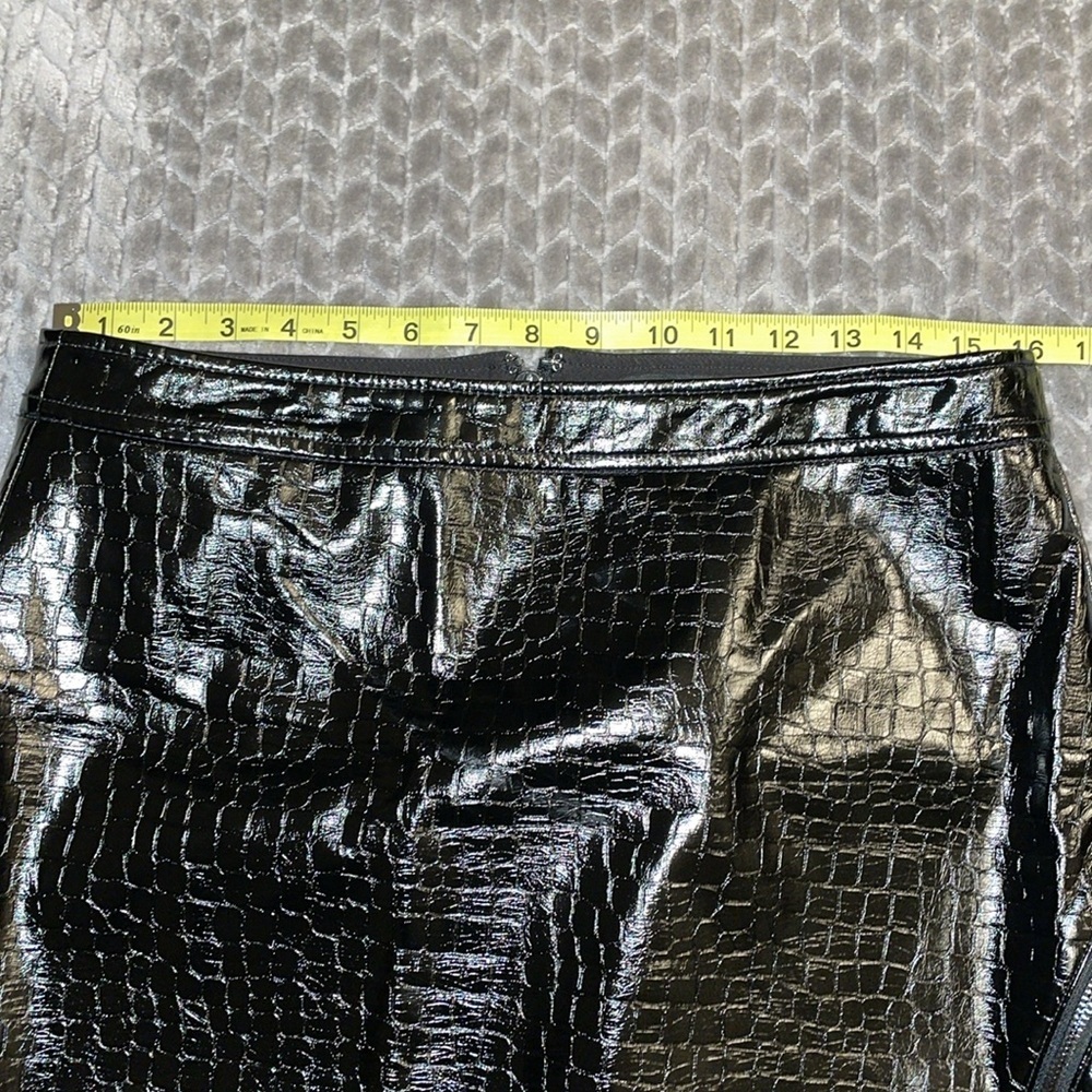 Guess Maleka Mini Croc-Embossed Faux-Leather Skirt. Size Large. Lined. Black - Picture 13 of 16
